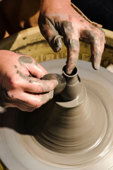 Tournage à la motte, Coupes culbutos en céramique, poterie, Terr'Ame, atelier-boutique de céramique de Véronique Bélier, Trévoux, Ain