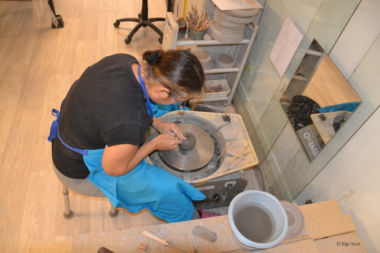 Tournassage d'une boîte, Terr'Ame, atelier-boutique de céramique de Véronique Bélier, Trévoux, Ain