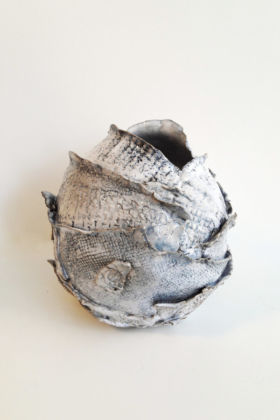 Vase composé de plaques texturé, Terr'Ame, atelier-boutique de céramique de Véronique Bélier, Trévoux, Ain