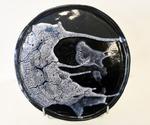 Plat bleu moucheté Plat cours de poterie céramique modelage Terr'Ame Véronique Belier Trévoux Ain