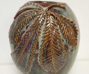 Vase à la feuille Les Tupiniers du Vieux Lyon 2022 poterie céramique modelage Terr'Ame Véronique Belier Trévoux Ain