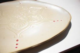Détail grand plat grès céramique poterie Terr'Ame Véronique Belier Trévoux Ain