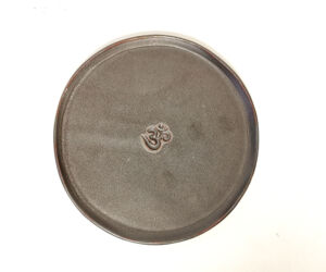 Assiette Aum cours modelage céramique poterie Terr'Ame Véronique Belier Trévoux