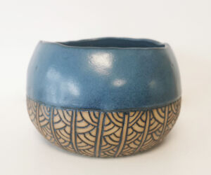 Pot gravé cours modelage céramique poterie Terr'Ame Véronique Belier Trévoux